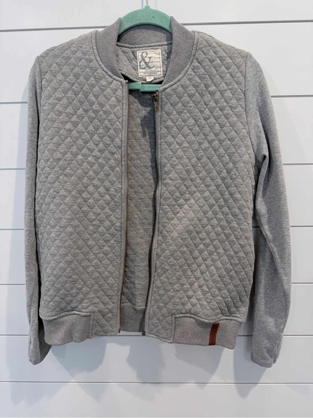 AMPERSAND AVE Quilted Light Gray zip sweatshirt